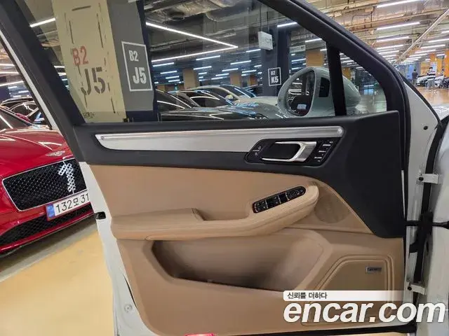 Porsche Macan 2022 — ფოტო 16/20