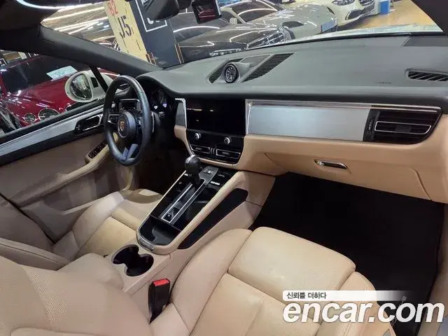 Porsche Macan 2022 — ფოტო 14/20