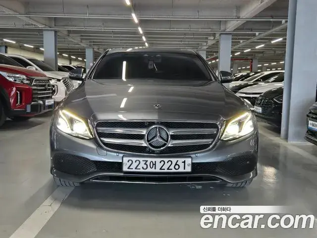 Mercedes-Benz E-Class 2018 — ფოტო 17/20