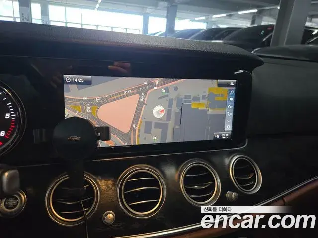 Mercedes-Benz E-Class 2018 — ფოტო 19/20