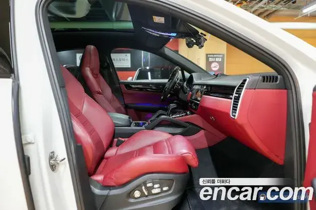 Porsche Cayenne 2020 — ფოტო 9/18