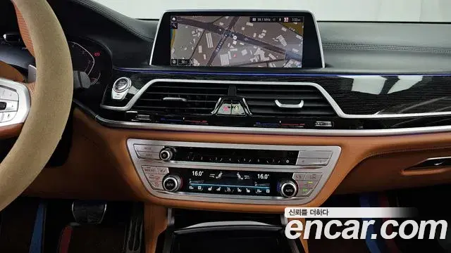 BMW 7 Series 2020 — ფოტო 7/20