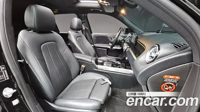 Mercedes-Benz GLB-Class 2021 — Фото 10/20