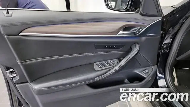 BMW 5 Series 2018 — Şəkil 19/34