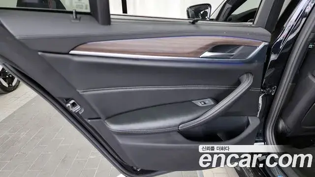 BMW 5 Series 2018 — Şəkil 16/34