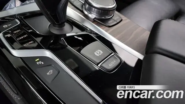 BMW 5 Series 2018 — Şəkil 23/34