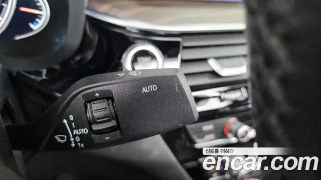 BMW 5 Series 2018 — Şəkil 14/34