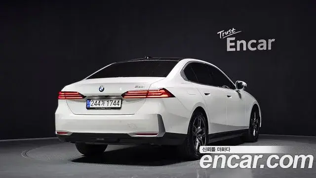BMW 5 Series 2024 — ფოტო 17/33