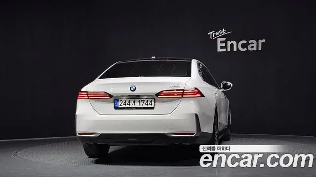 BMW 5 Series 2024 — ფოტო 13/33