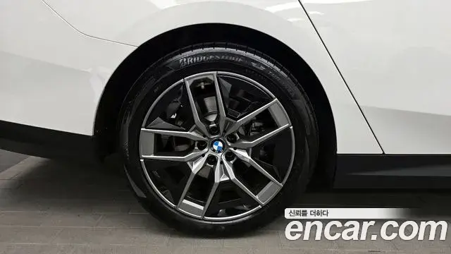 BMW 5 Series 2024 — ფოტო 14/33