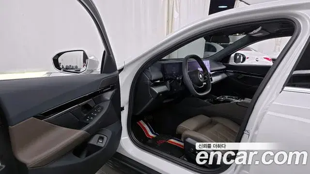 BMW 5 Series 2024 — ფოტო 32/33