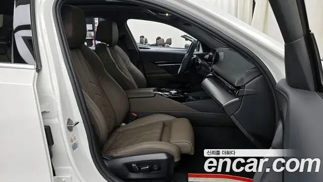 BMW 5 Series 2024 — ფოტო 27/33