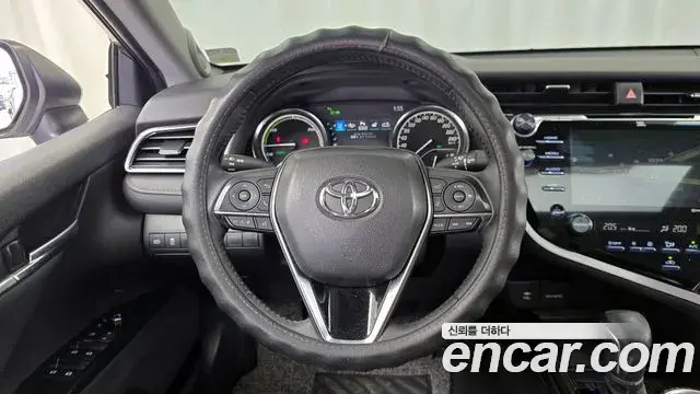 Toyota Camry 2019 — Photo 7/28