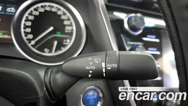 Toyota Camry 2019 — Photo 18/28