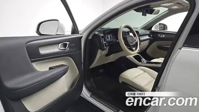Volvo XC40 2022 — Фото 10/20