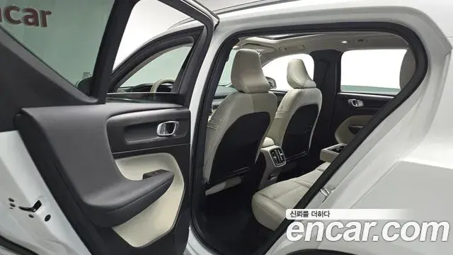 Volvo XC40 2022 — Фото 11/20
