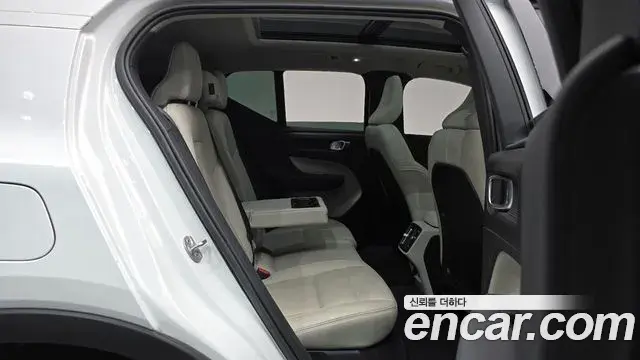 Volvo XC40 2022 — Фото 12/20