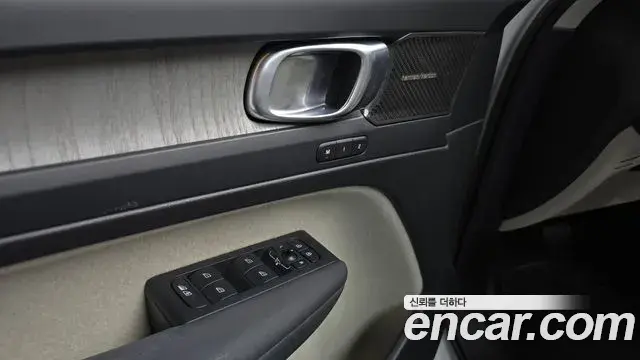 Volvo XC40 2022 — Фото 18/20