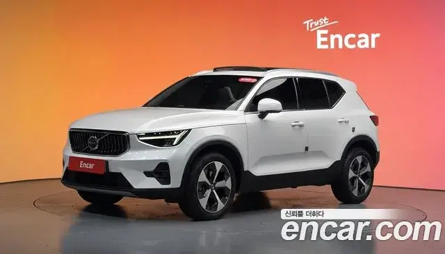 Volvo XC40 2022 — Фото 1/20