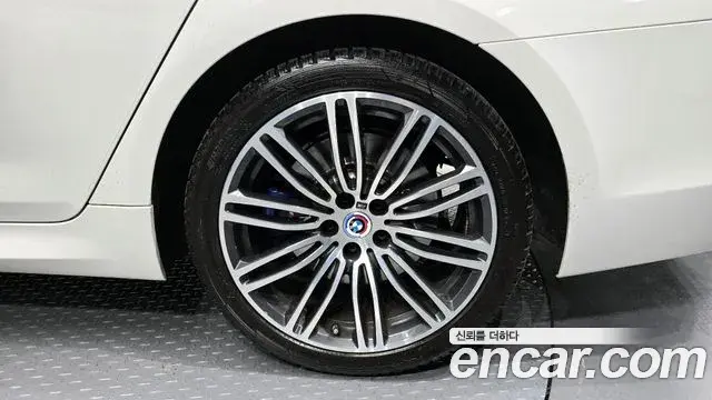 BMW 5 Series 2018 — Şəkil 5/30