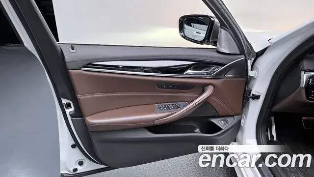 BMW 5 Series 2018 — Şəkil 13/30