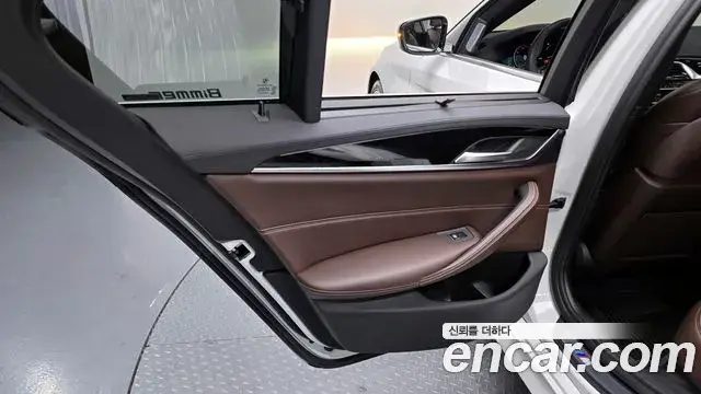 BMW 5 Series 2018 — Şəkil 15/30