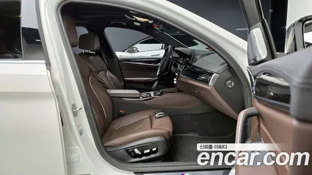 BMW 5 Series 2018 — Şəkil 11/30
