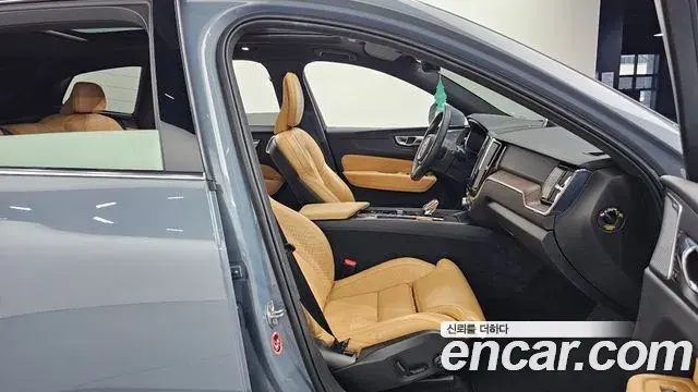 Volvo XC60 2021 — Фото 11/20