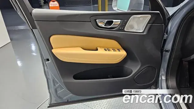 Volvo XC60 2021 — ფოტო 2/35