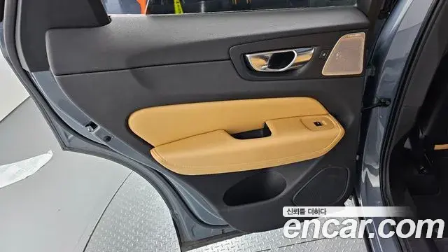 Volvo XC60 2021 — ფოტო 13/35