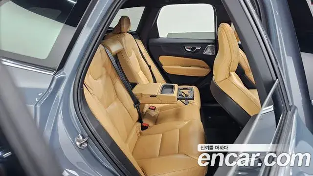 Volvo XC60 2021 — ფოტო 33/35