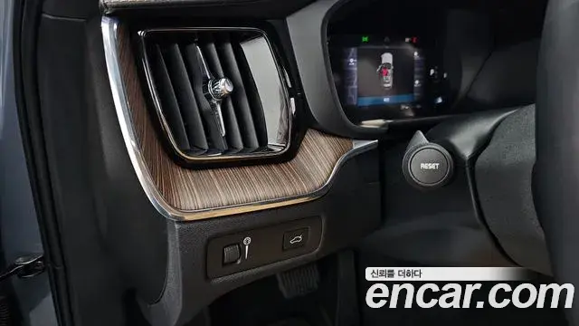 Volvo XC60 2021 — ფოტო 14/35
