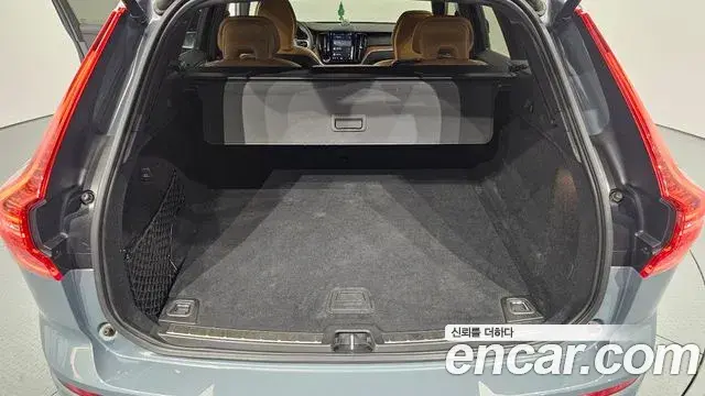Volvo XC60 2021 — ფოტო 34/35