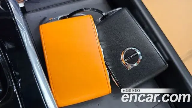 Volvo XC60 2021 — ფოტო 8/35