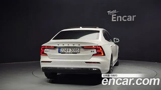 Volvo S60 2024 — Photo 22/33