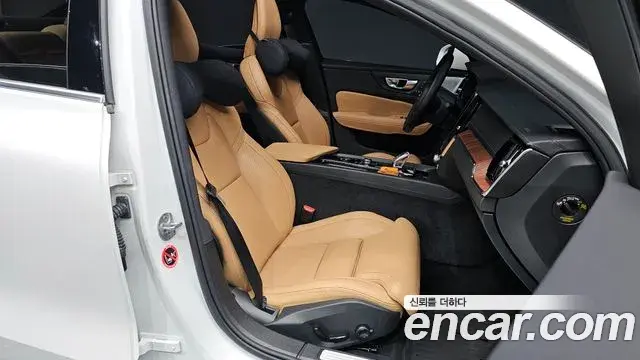 Volvo S60 2024 — Photo 21/33