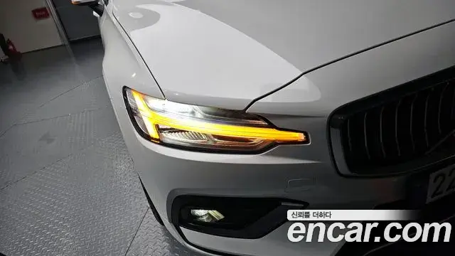 Volvo S60 2024 — Photo 25/33