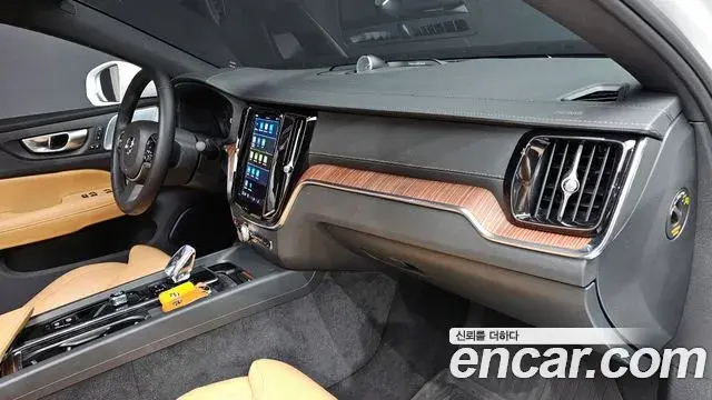 Volvo S60 2024 — Photo 24/33