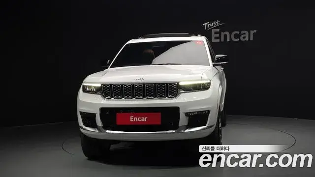 Jeep Grand Cherokee 2023 — ფოტო 40/44