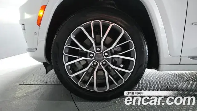 Jeep Grand Cherokee 2023 — ფოტო 44/44