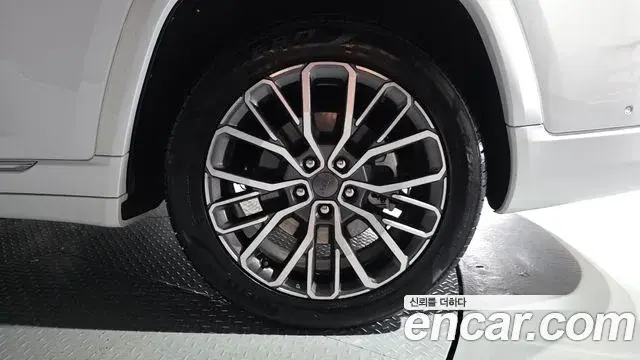 Jeep Grand Cherokee 2023 — ფოტო 21/44