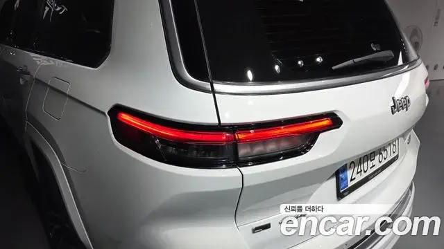 Jeep Grand Cherokee 2023 — ფოტო 13/44