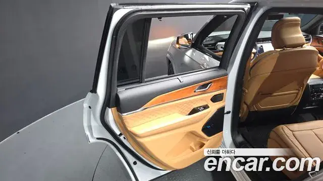 Jeep Grand Cherokee 2023 — ფოტო 42/44