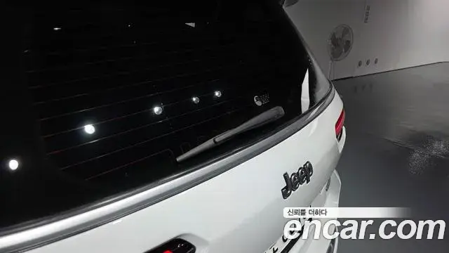 Jeep Grand Cherokee 2023 — ფოტო 39/44