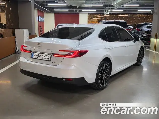 Toyota Camry 2025 — ფოტო 10/17
