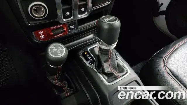 Jeep Wrangler 2019 — Şəkil 18/31