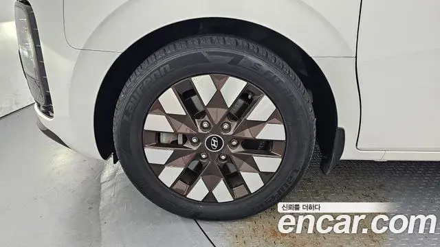 Hyundai Staria 2024 — Photo 5/34