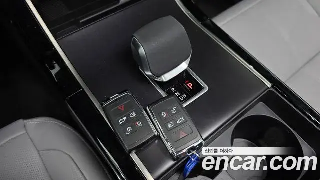 Land Rover Range Rover Velar 2025 — Photo 16/20