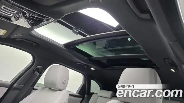 Land Rover Range Rover Velar 2025 — Photo 15/20