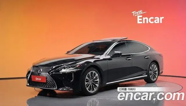Lexus LS500h 2018 — Фото 1/20